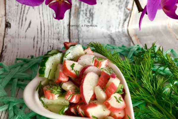 Sałatka z paluszków surimi, rzodkiewki i ogórka
