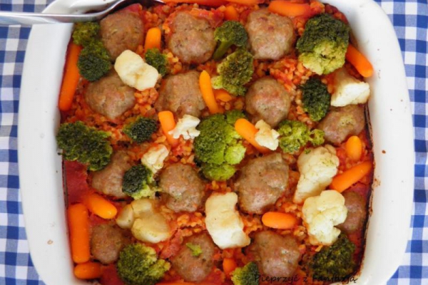 Zapiekane pulpety w sosie pomidorowym z kaszą bulgur