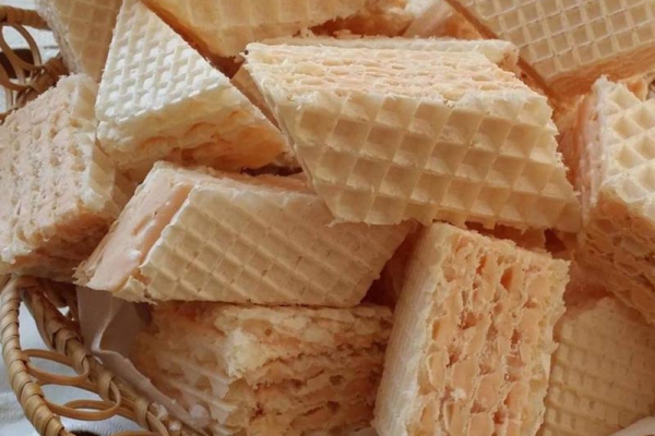 Domowe wafle z galaretką i mlekiem w proszku