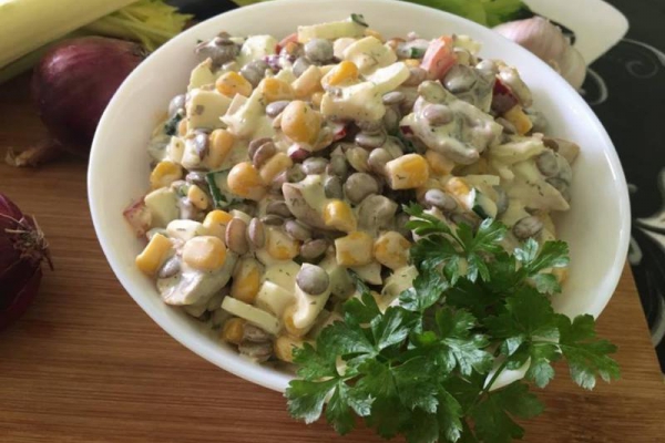 Sałatka z soczewicą i pieczarkami