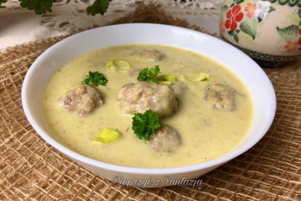 Zupa porowa z klopsikami