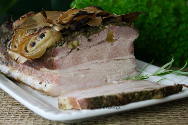 Pieczony boczek z majerankiem i czosnkiem
