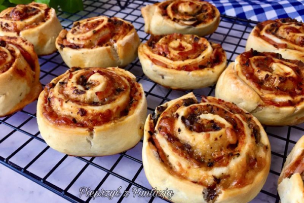 Pizzerinki na cieście drożdżowym