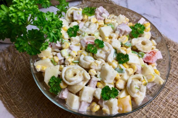 Sałatka z tortellini, szynką i szczypiorkiem