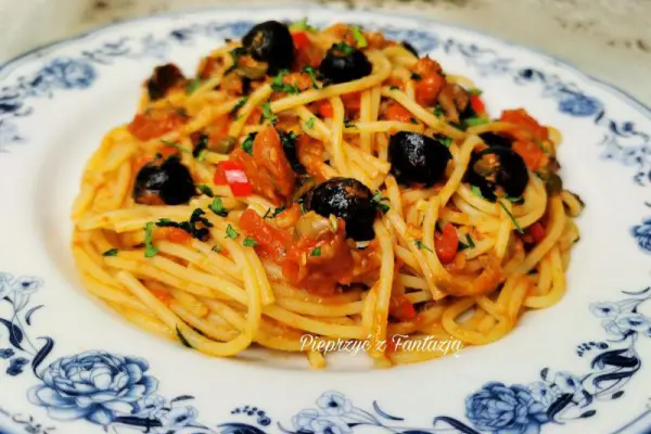 Spaghetti alla puttanesca – czyli makaron ladacznicy