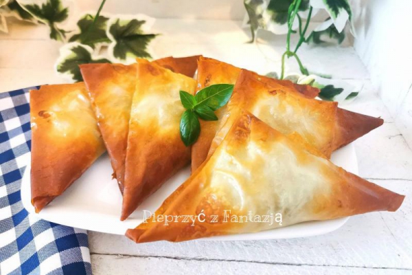 Rożki z ciasta filo ze szpinakiem i fetą