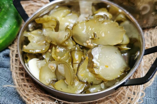 Pikantna sałatka z ogórków (w słoikach na zimę)