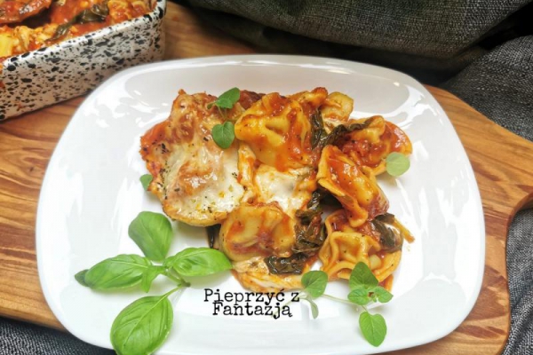 Tortellini zapiekane w sosie pomidorowym