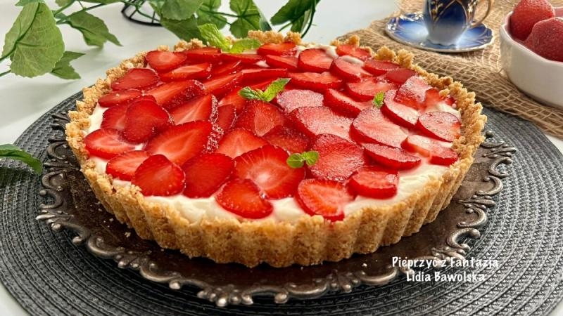 Tarta z truskawkami na zimno – z kremem z białej czekolady