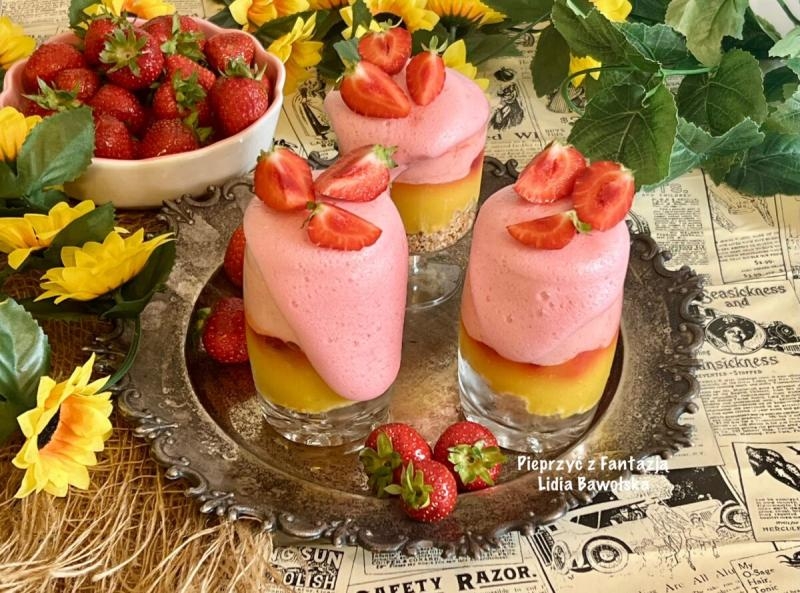 Deser z truskawkami i mango – warstwowy i efektowny