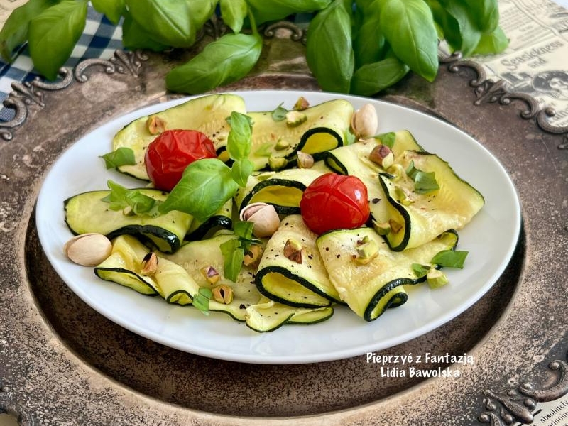 Carpaccio z cukinii z pistacjami i pomidorkami