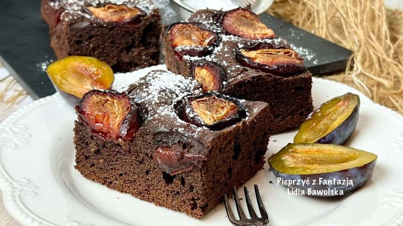 Mocno czekoladowe ciasto ze śliwkami – proste i obłędne w smaku