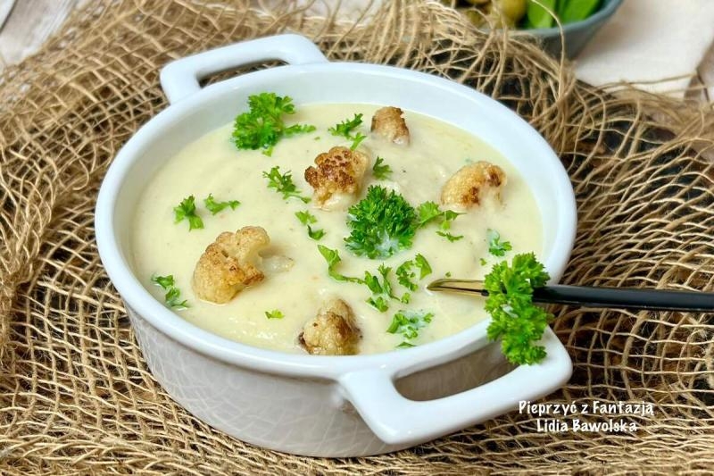 Zupa krem z kalafiora – delikatna, kremowa i pachnąca czosnkiem