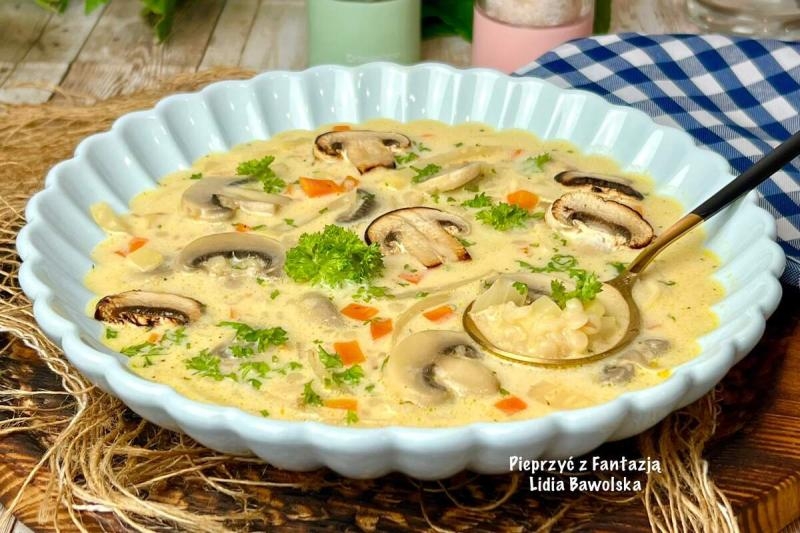 Zupa pieczarkowa z kuskusem perłowym i serkiem kurkowym – delikatna i kremowa