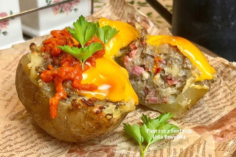 Pieczone ziemniaki faszerowane boczkiem, kiełbasą i pieczarkami – prosty obiad z ajvarem