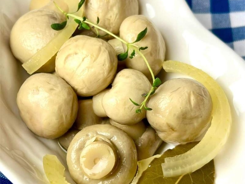 Pieczarki marynowane – delikatne i smakowite