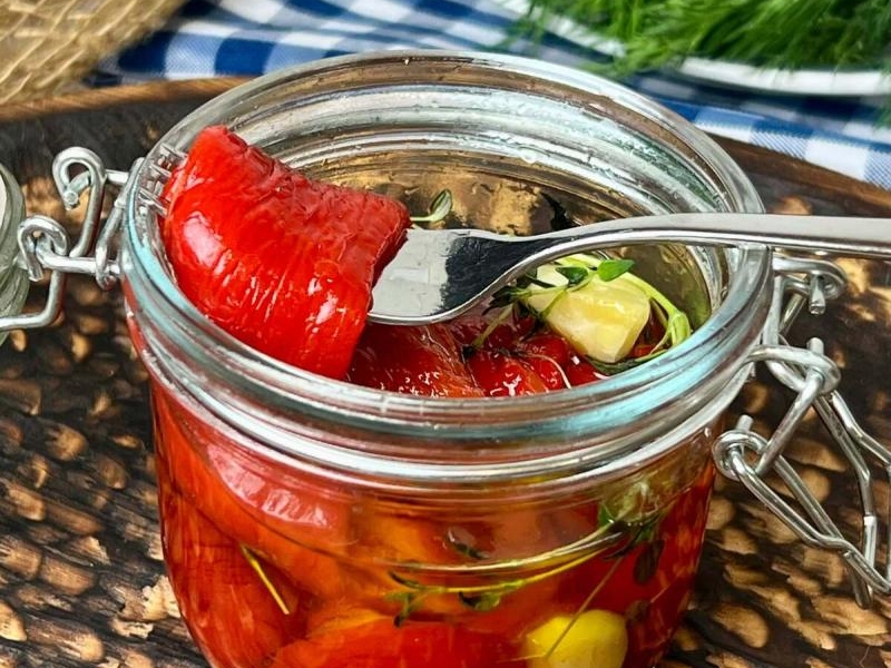 Papryka pieczona w oliwie z czosnkiem i ziołami