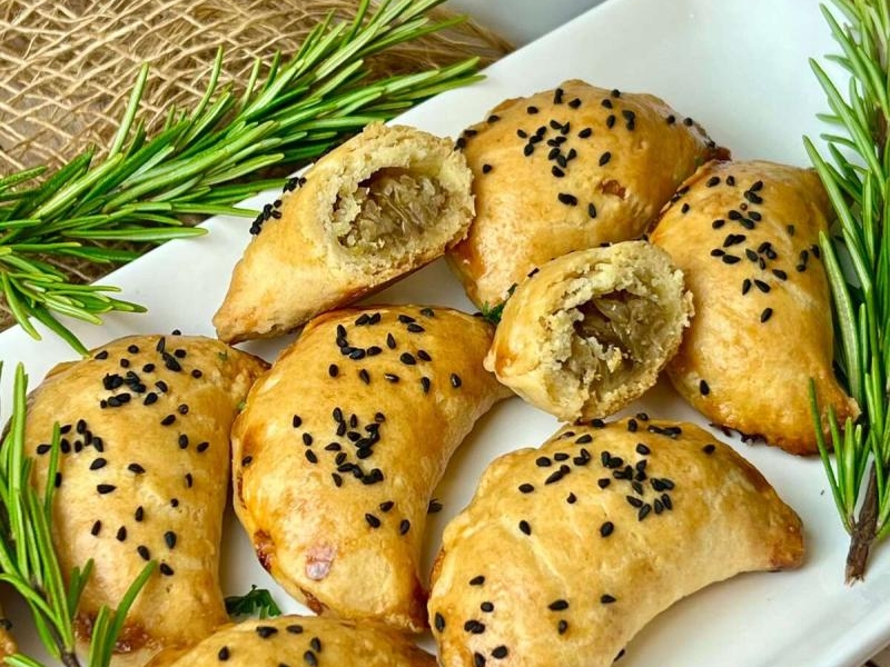 Pieczone pierogi z kapustą i grzybami