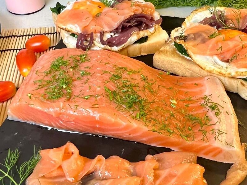 Łosoś marynowany (gravad lax) – skandynawski przysmak w koperku