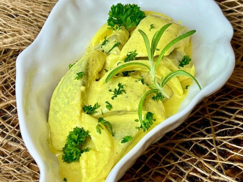 Śledzie curry – kremowe, aromatyczne i pełne smaku