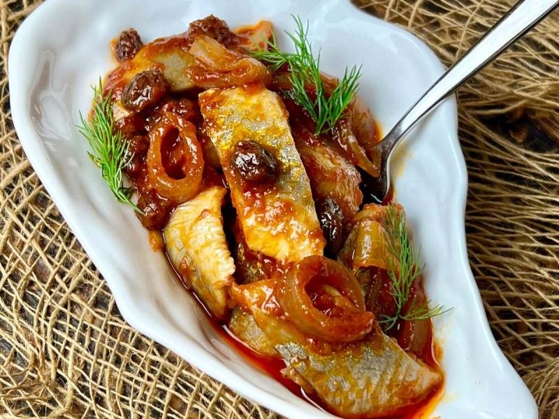 Śledzie po sułtańsku (z rodzynkami i cebulką)