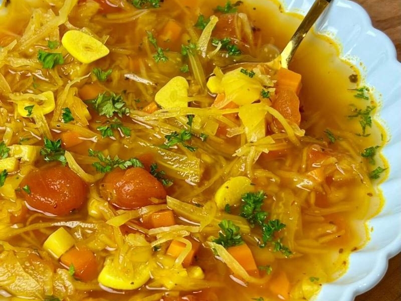 Zupa detoks z kapusty – lekka, szybka i idealna na reset