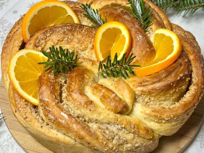 Ciasto na Trzech Króli – drożdżowy wieniec z pomarańczą i migdałami