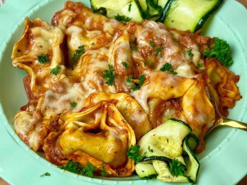 Tortelloni w kremowym sosie pomidorowym z mozzarellą i grillowaną cukinią