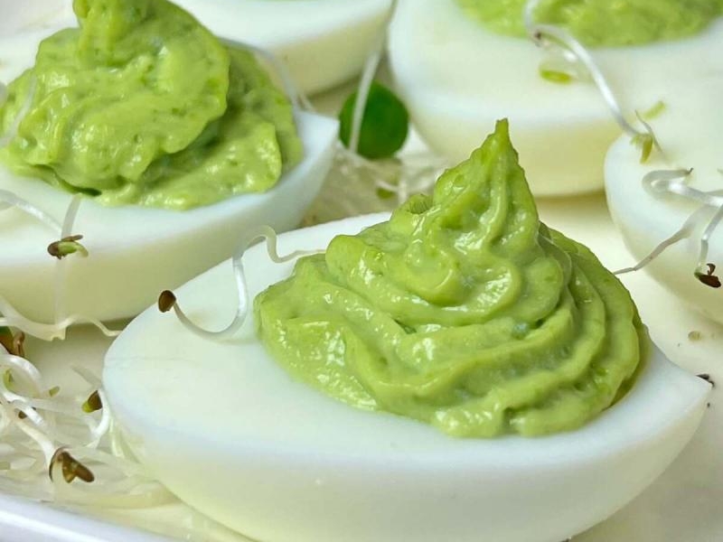 Jajka faszerowane groszkiem i żółtym serem