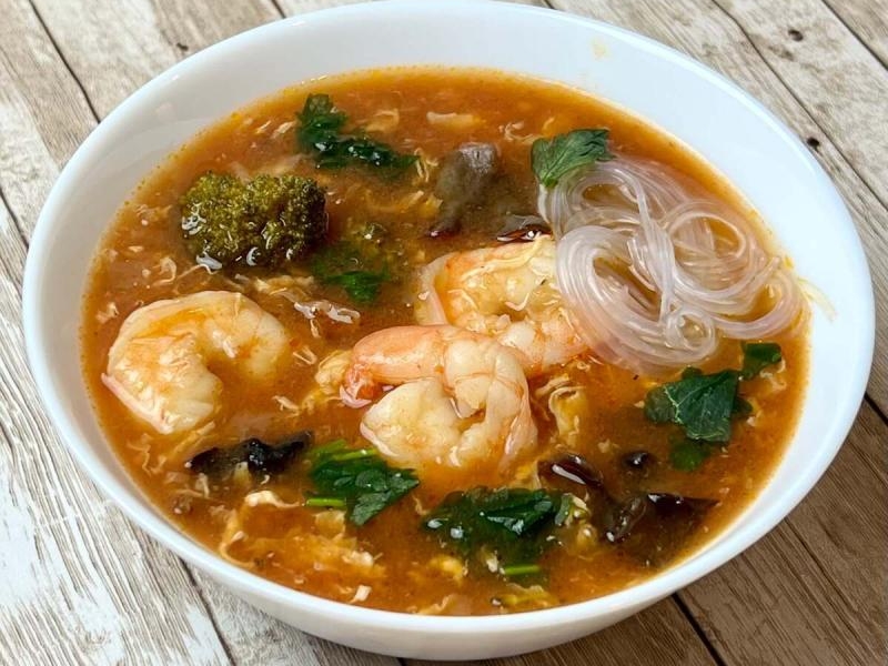 Zupa z jajkiem i krewetkami – lekka alternatywa dla pomidorowej