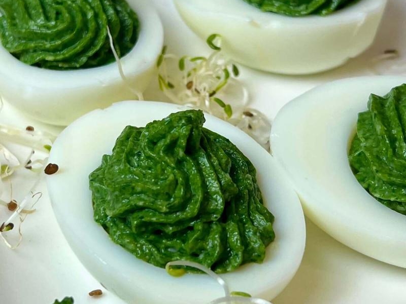 Jajka faszerowane szpinakiem i żółtym serem