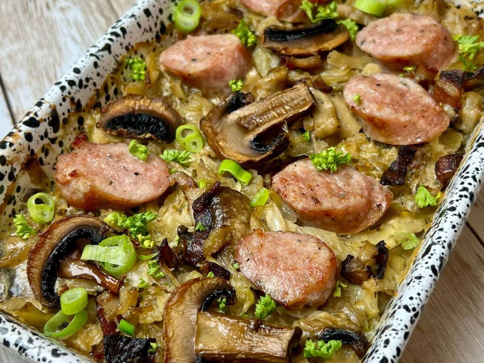 Zapiekanka z białą kiełbasą i kapustą w sosie śmietanowym