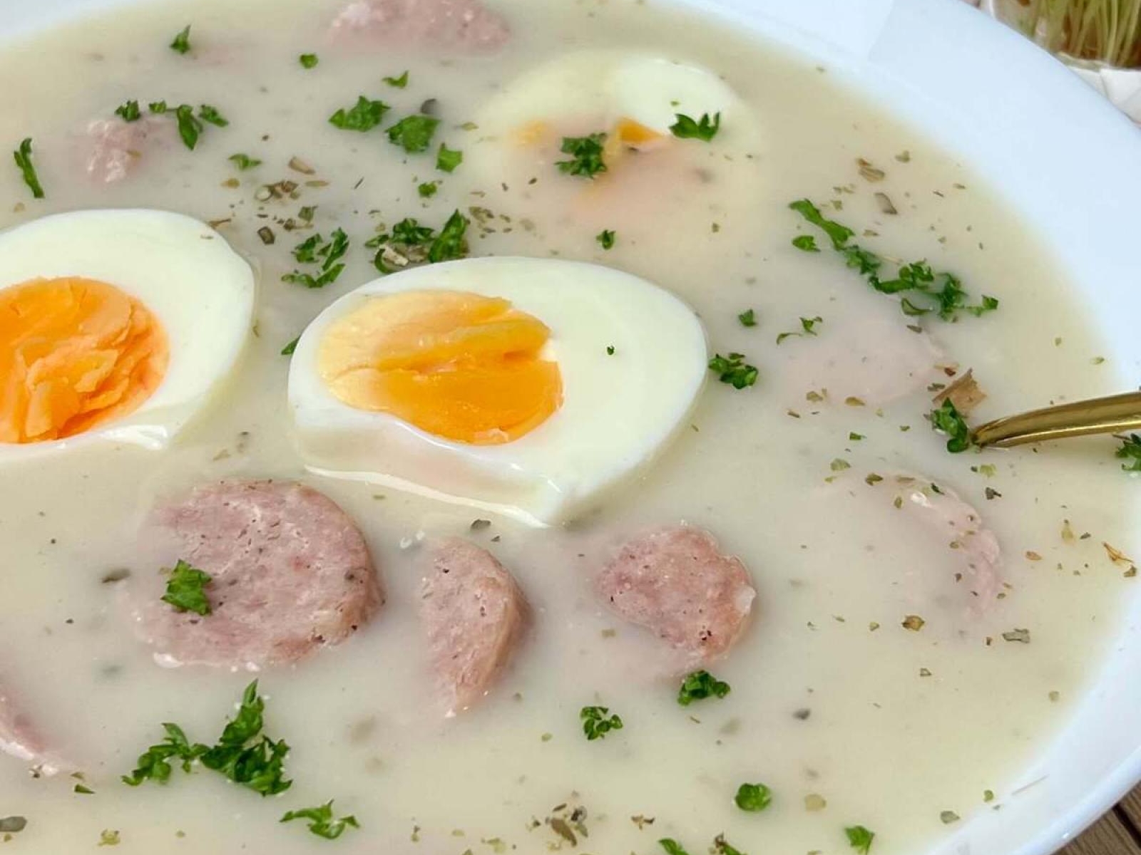 Barszcz biały na zakwasie – tradycyjny przepis na Wielkanoc