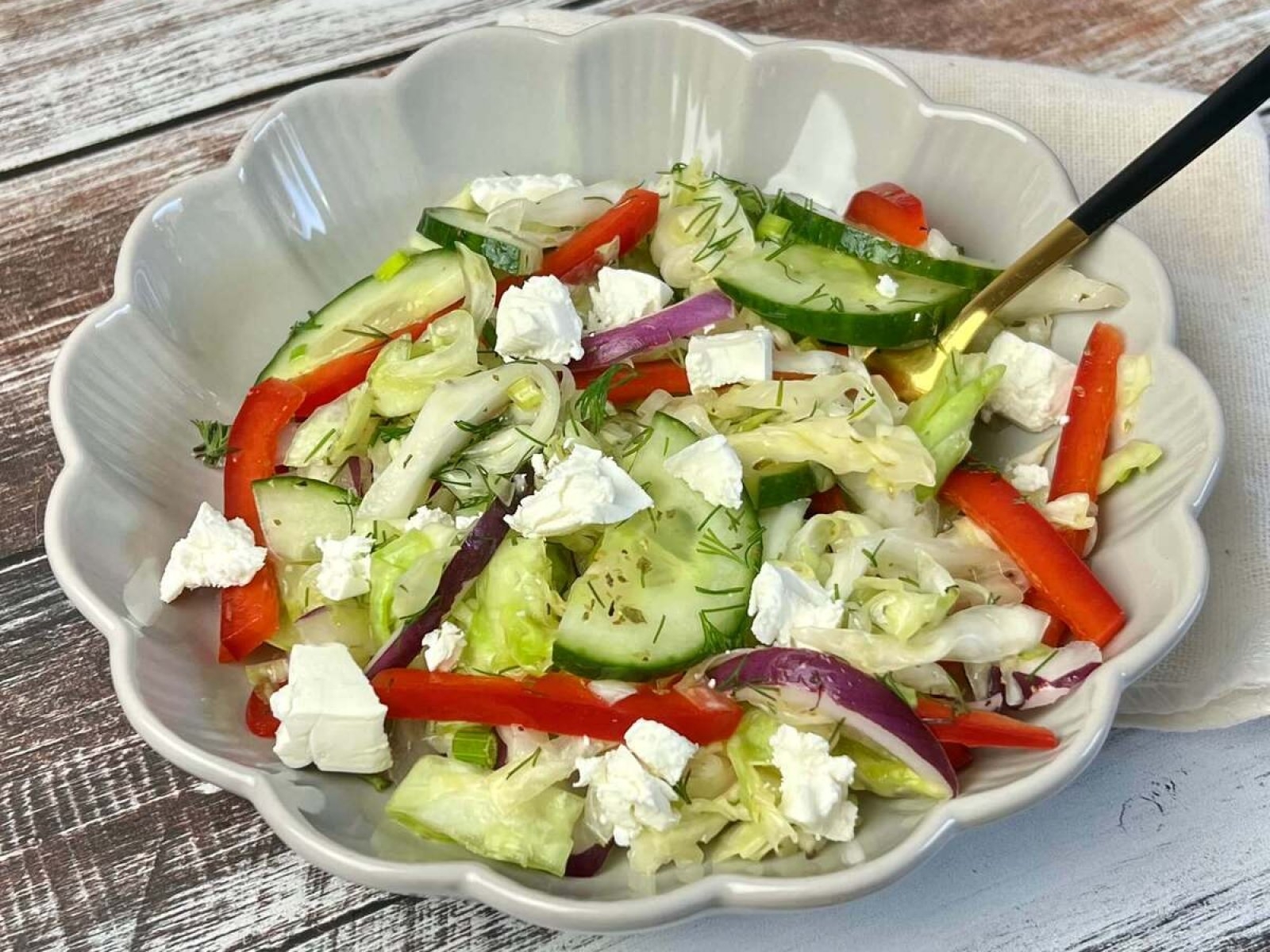Surówka z młodej kapusty po grecku