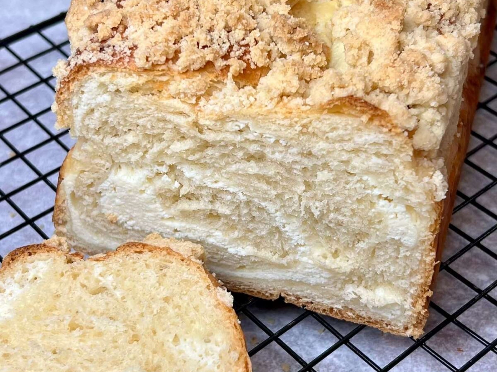 Ciasto drożdżowe z serem i kruszonką