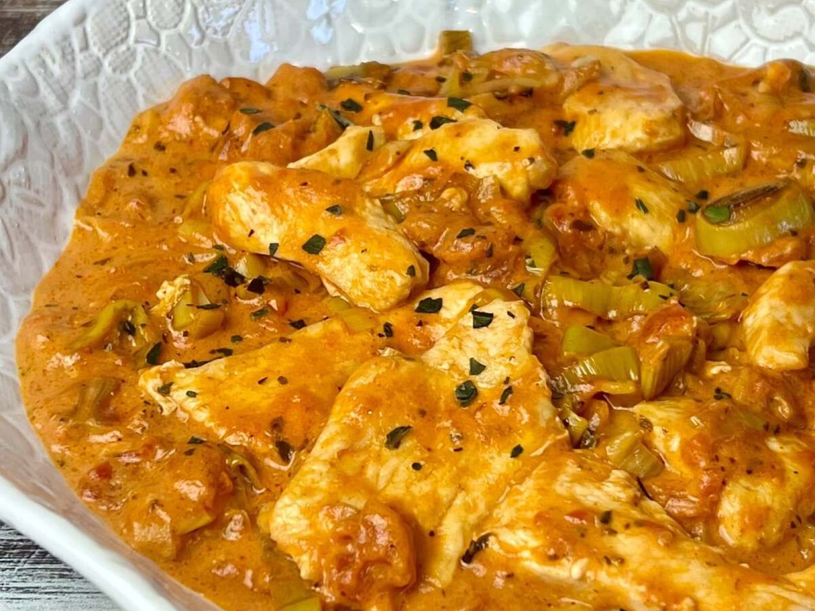 Pierś z kurczaka w sosie pomidorowym z porem