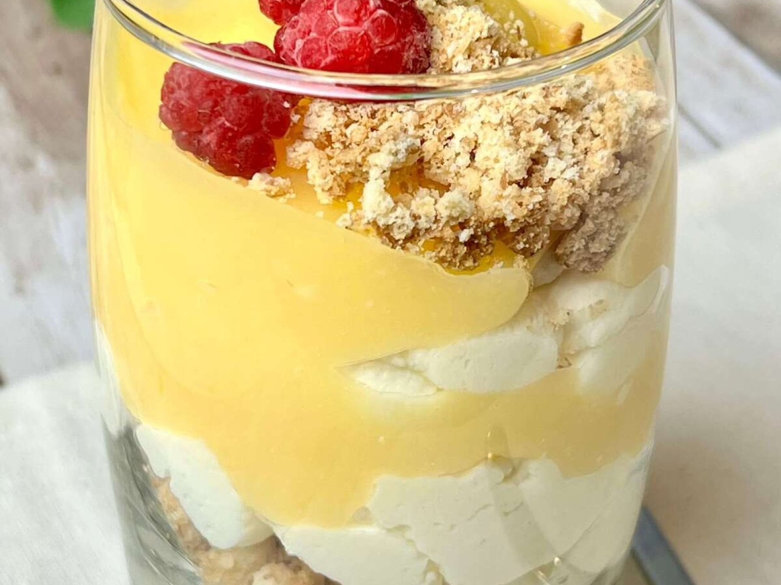 Cytrynowy deser w pucharku z lemon curd i bitą śmietaną