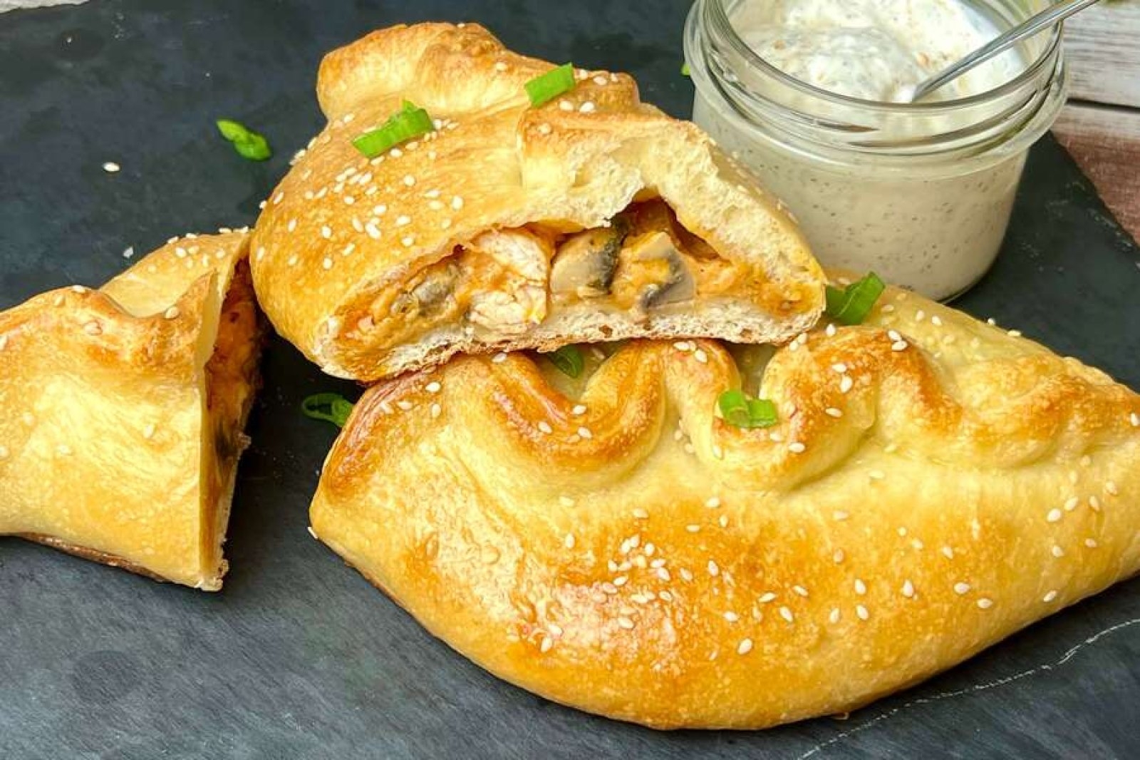 Kieszonki z ciasta do pizzy z kurczakiem