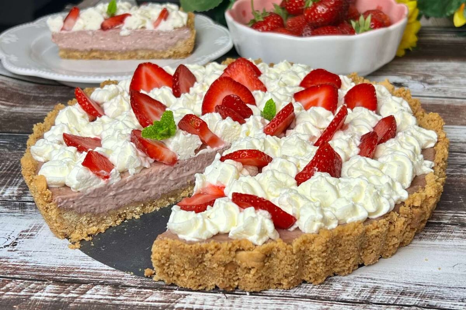 Tarta truskawkowa na ciasteczkowym spodzie