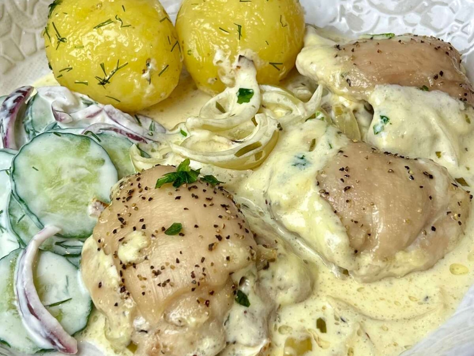 Udka z kurczaka pieczone z cebulą w sosie czosnkowo-ziołowym
