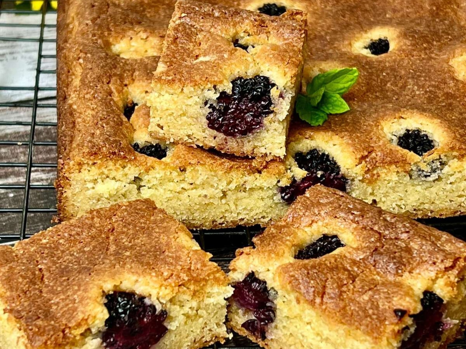Ciasto z białą czekoladą i jeżynami