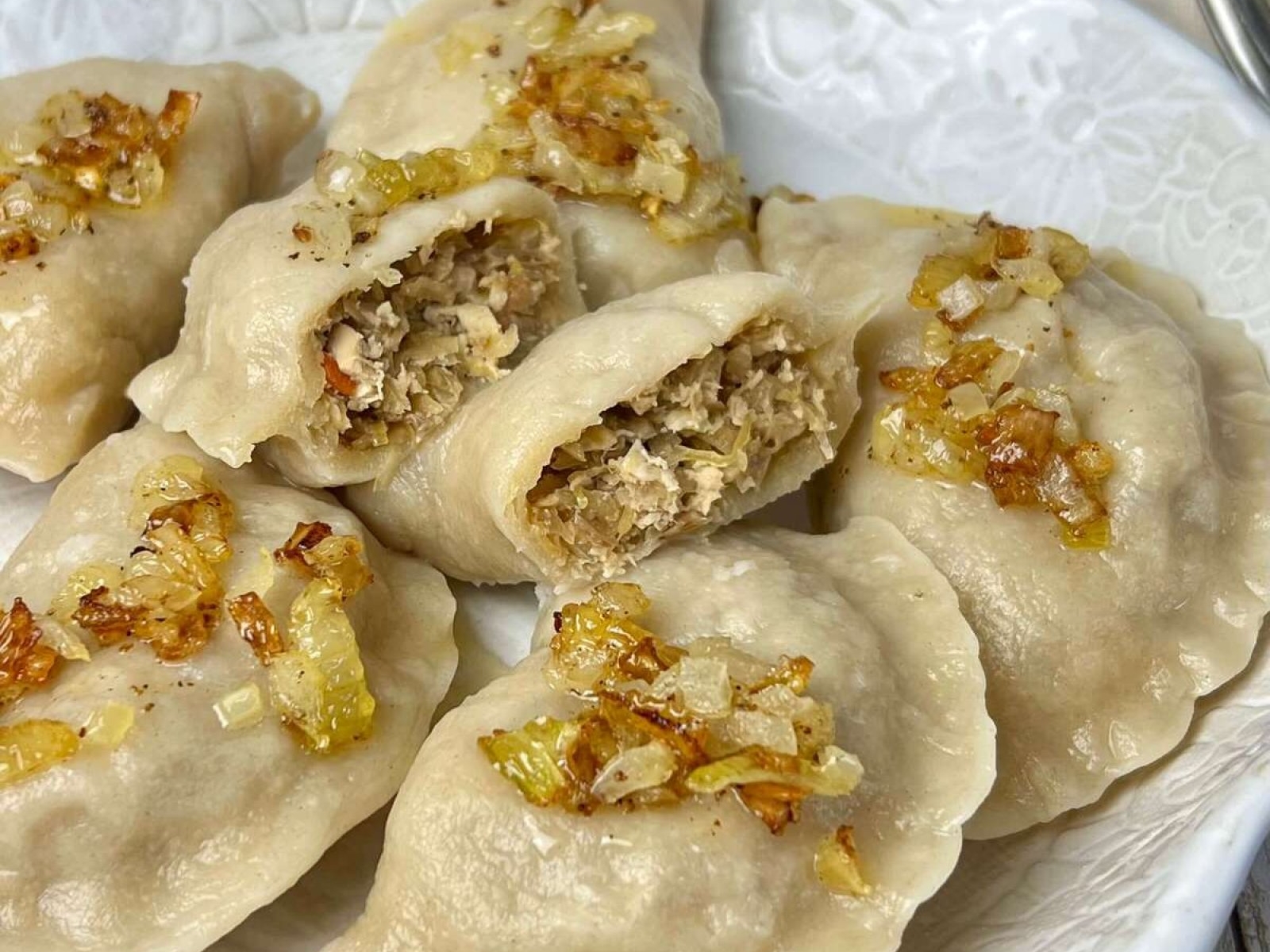 Pierogi z mięsem z rosołu i kiszoną kapustą