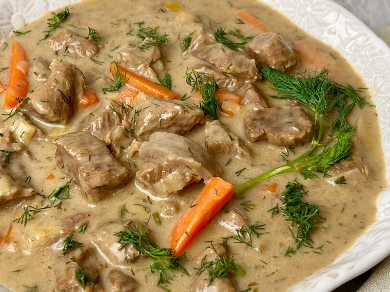 Gulasz wołowy w sosie koperkowym – szwedzki dillkött