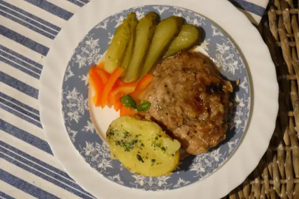 Filet wieprzowy z czosnkiem, cebulą i rozmarynem