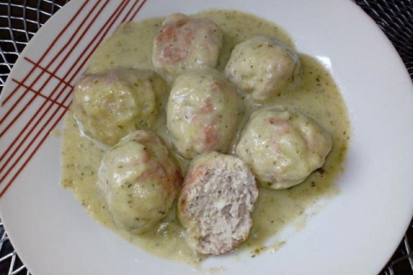 Pulpety w sosie porowo - serowym