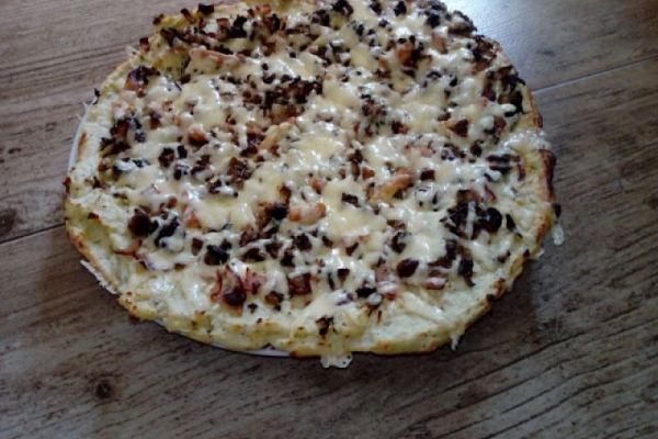 Pizza na ziemniaczanym spodzie