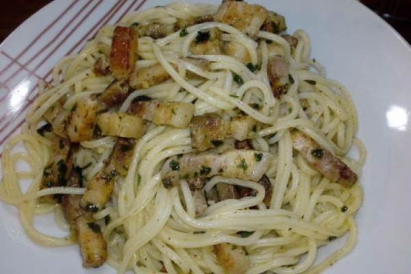 Spaghetti z boczkiem i czosnkiem