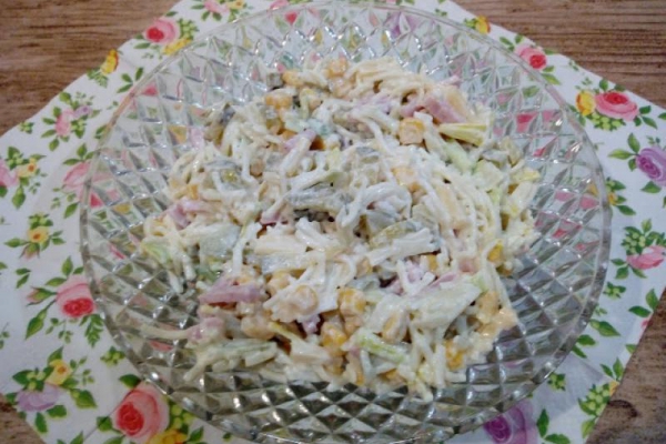 Sałatka makaronowa z szynką