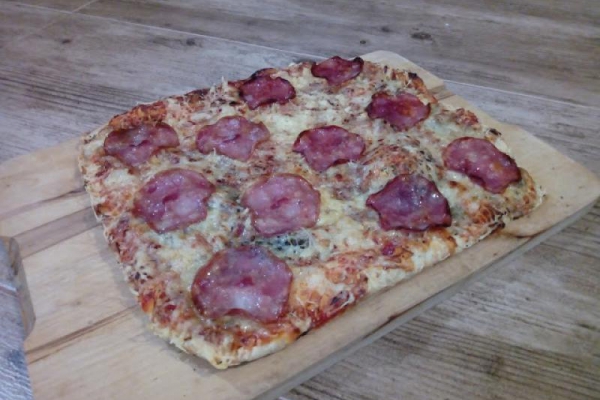 Pizza z kiełbasą