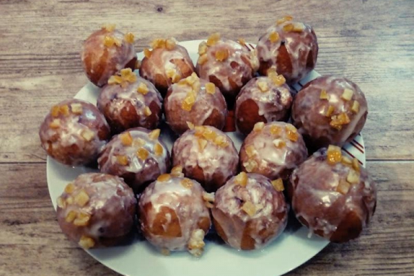 Lukrowane mini pączki serowe z różą